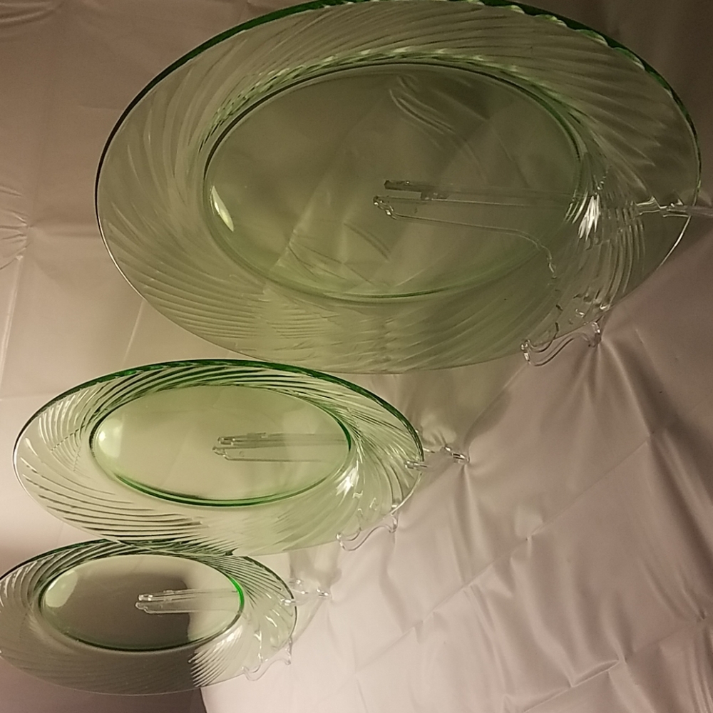 Set of three vintage green pryex glass  swirl, 7.5